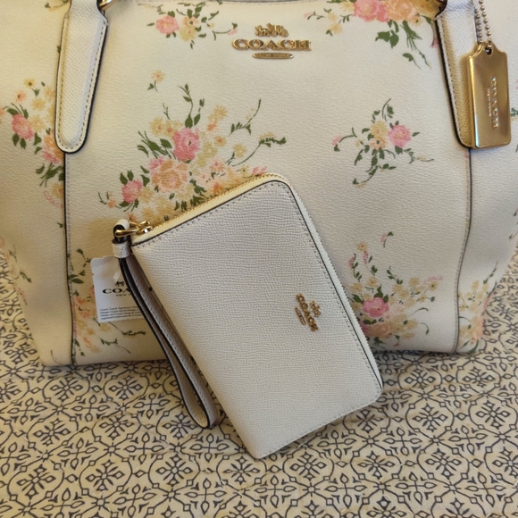 Coach Handbags - 🌺Coach Set Tote & Phone Wallet🌺